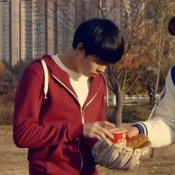 Antes de debutar como idol, Yeonjun participou de um comercial da marca 'Jin Ramen'.